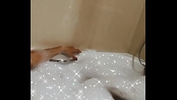 Ruiva peituda na banheira