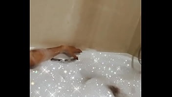 Ruiva peituda na banheira