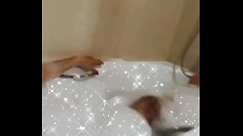 Ruiva peituda na banheira