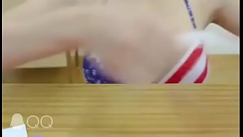 Nonton Tetona Dobla Papel Con Sus Enormes Melones thumbnail