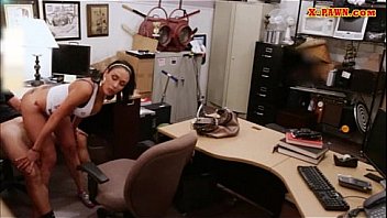 Booby latina sells her cellphones and fucked at the pawnshop