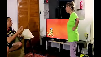 Esposa faz marido sair do vídeo game do seu jeitinho