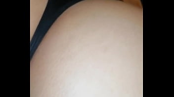 Espiando a la zorra de mi hermanastra me descubre y la muy puta me pide que la folle en cuatro