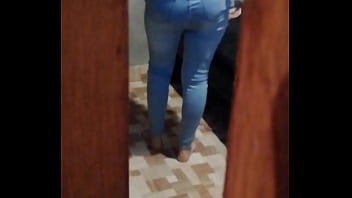 Espiando a la zorra de mi hermanastra me descubre y la muy puta me pide que la folle en cuatro