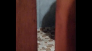 Espiando a la zorra de mi hermanastra me descubre y la muy puta me pide que la folle en cuatro