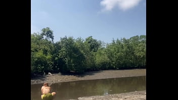 Pescando no mangue de sainha mostrando a rachada