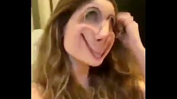 Luara mostra o bico do peito