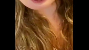 Luara mostra o bico do peito