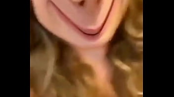 Luara mostra o bico do peito