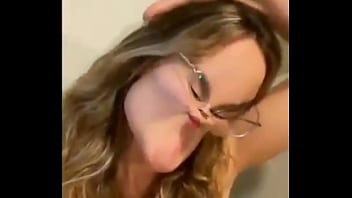 Luara mostra o bico do peito