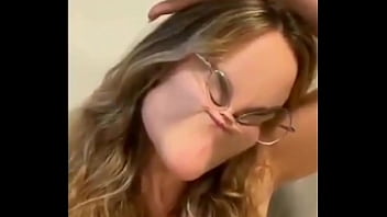 Luara mostra o bico do peito