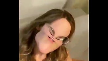 Luara mostra o bico do peito