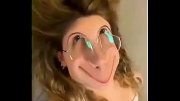 Luara mostra o bico do peito