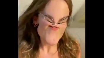 Luara mostra o bico do peito