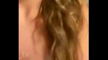 Luara mostra o bico do peito