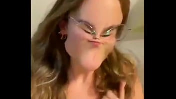 Luara mostra o bico do peito