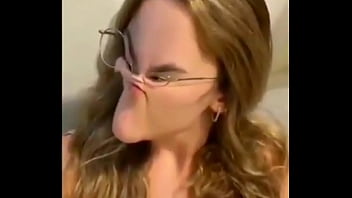 Luara mostra o bico do peito