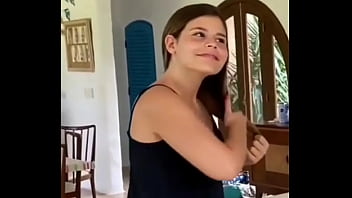 Luara mostra o bico do peito