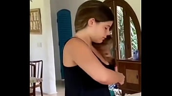 Luara mostra o bico do peito