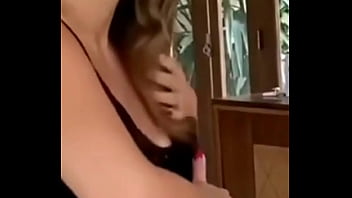 Luara mostra o bico do peito