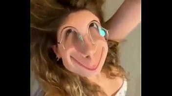 Luara mostra o bico do peito