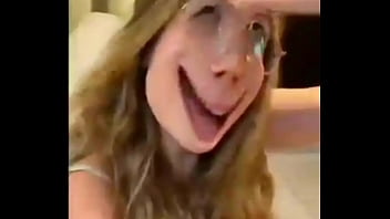 Luara mostra o bico do peito