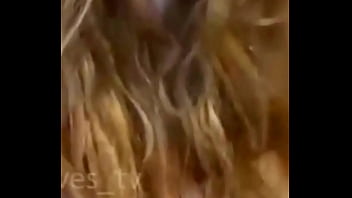 Luara mostra o bico do peito