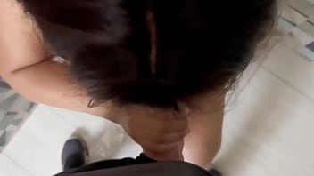 Maestro pervertido me sigue a la ducha de la escuela y me folla de pie hasta correrse