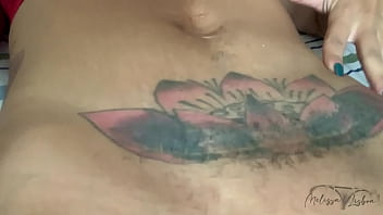 Meu enteado me depilando depois que todos saíram de casa paguei ele daquele jeitinho bem gostoso