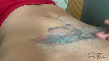 Meu enteado me depilando depois que todos saíram de casa paguei ele daquele jeitinho bem gostoso