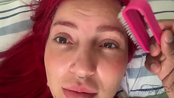 Meu enteado me depilando depois que todos saíram de casa paguei ele daquele jeitinho bem gostoso