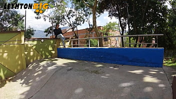 Aprovecho lo que se de gym para convencer a la putita petite de mi vecina para follar