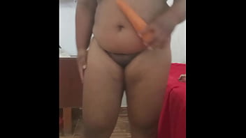 Tirando minha calcinha vermelha e metendo uma cenoura gigante no cu e na buceta