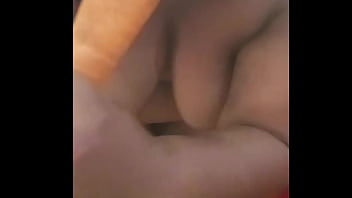 Tirando minha calcinha vermelha e metendo uma cenoura gigante no cu e na buceta