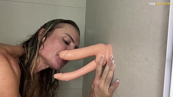 Gata fodendo o cuzinho e buceta no banho fabi drumond