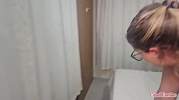 Putinha casada adora foder com dois machos para deixar o corninho com tesão enquanto ele filma tudo