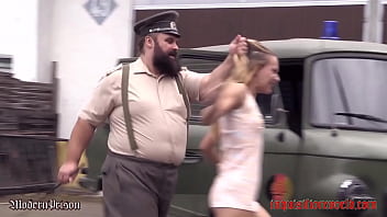 Nackte sklavin bei der autowäsche trailer Nackte sklavin bei der autowäsche trailer