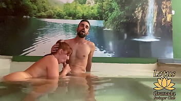 Me follo a una desconocida en el jacuzzi