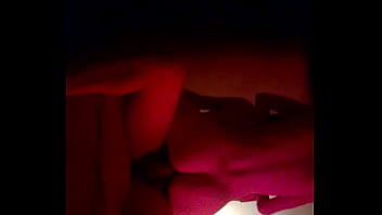 Femme amateur monte son poulain