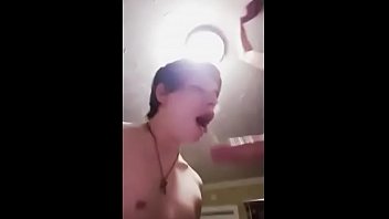 Joven chupa polla a chico mas mayor muy dotado y se graban