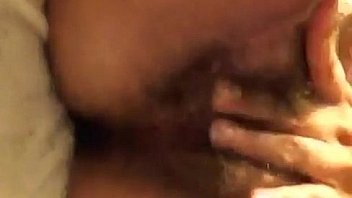 Mujer se mete el dedo en primer plano