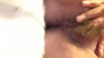 Mujer se mete el dedo en primer plano