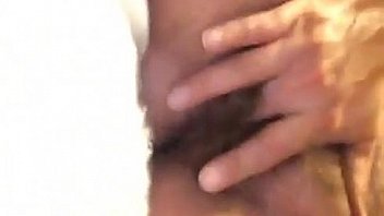 Mujer se mete el dedo en primer plano