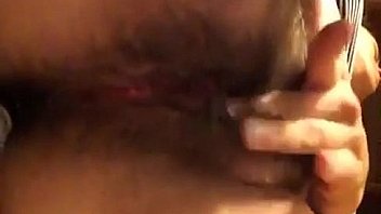 Mujer se mete el dedo en primer plano