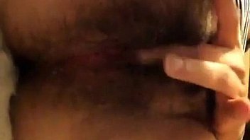 Mujer se mete el dedo en primer plano