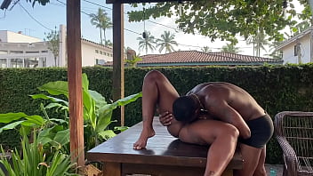 Tesão bateu empurrei o mastro em cima de mesa mesmo