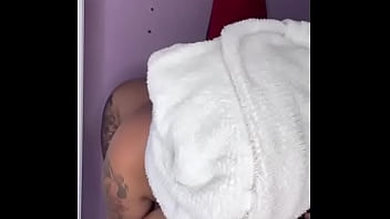 Essa safada diz que o novinho tem uma pegada melhor que o próprio namorado