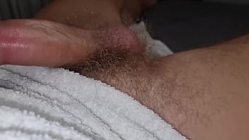 Arrapato si eccita nel letto con un cazzo durissimo si sega e sborra per terra tremendamente sexy amatoriale