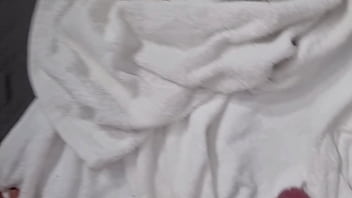 Arrapato si eccita nel letto con un cazzo durissimo si sega e sborra per terra tremendamente sexy amatoriale