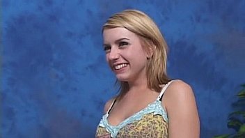 Leggy Hottie Bounces On Weenie thumbnail